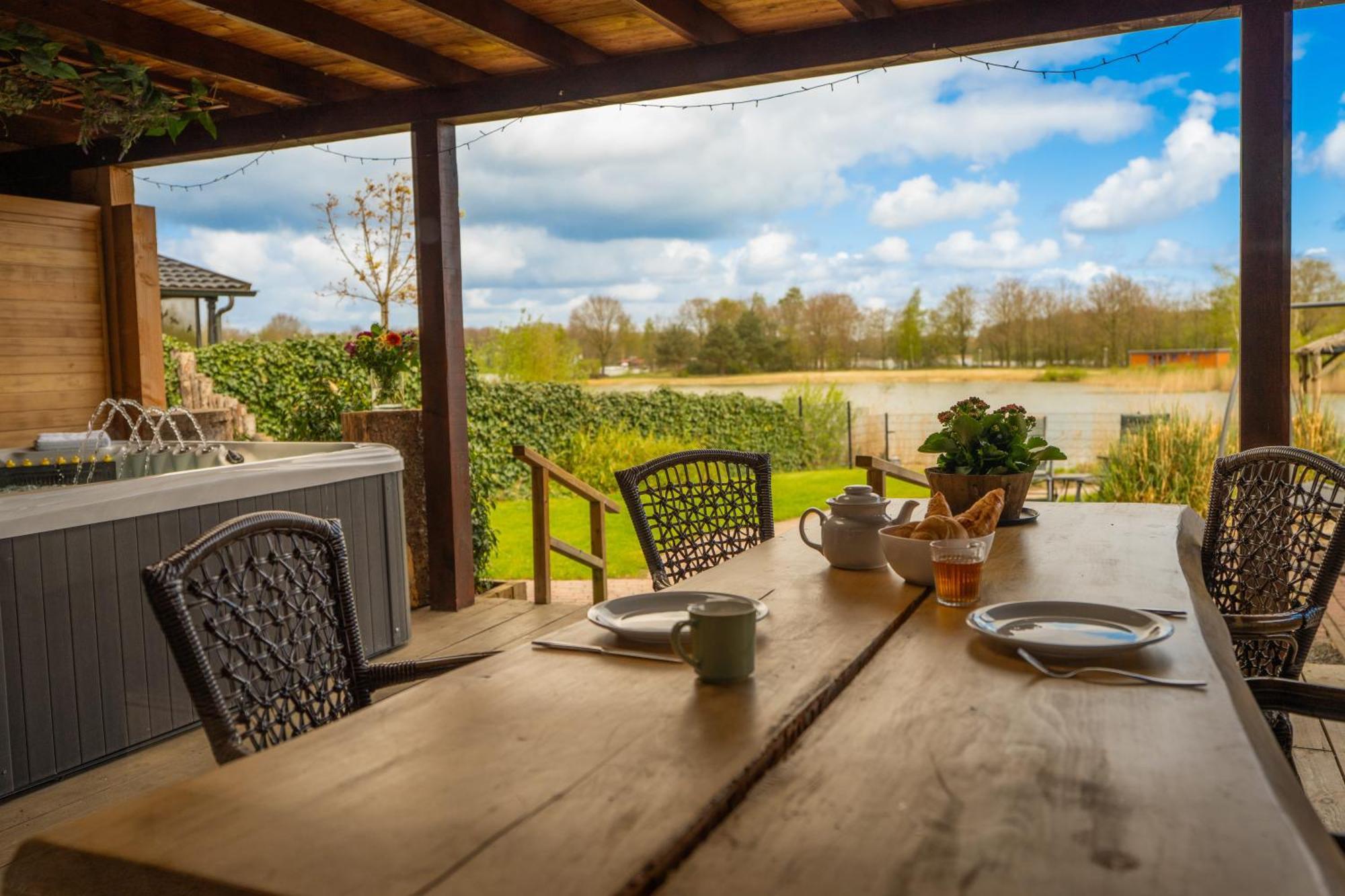 Drents Genieten - Lavendelheide Met Uitzicht Op Het Water Erm Bagian luar foto
